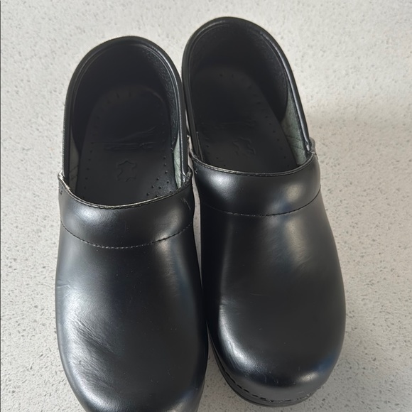 🍍NWOBDansko Black Clogs Slip-Ons🍍SZ 6.5/37 - Picture 1 of 4